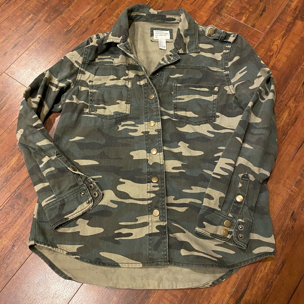 Forever 21 Camo Button down shirt SZ Small